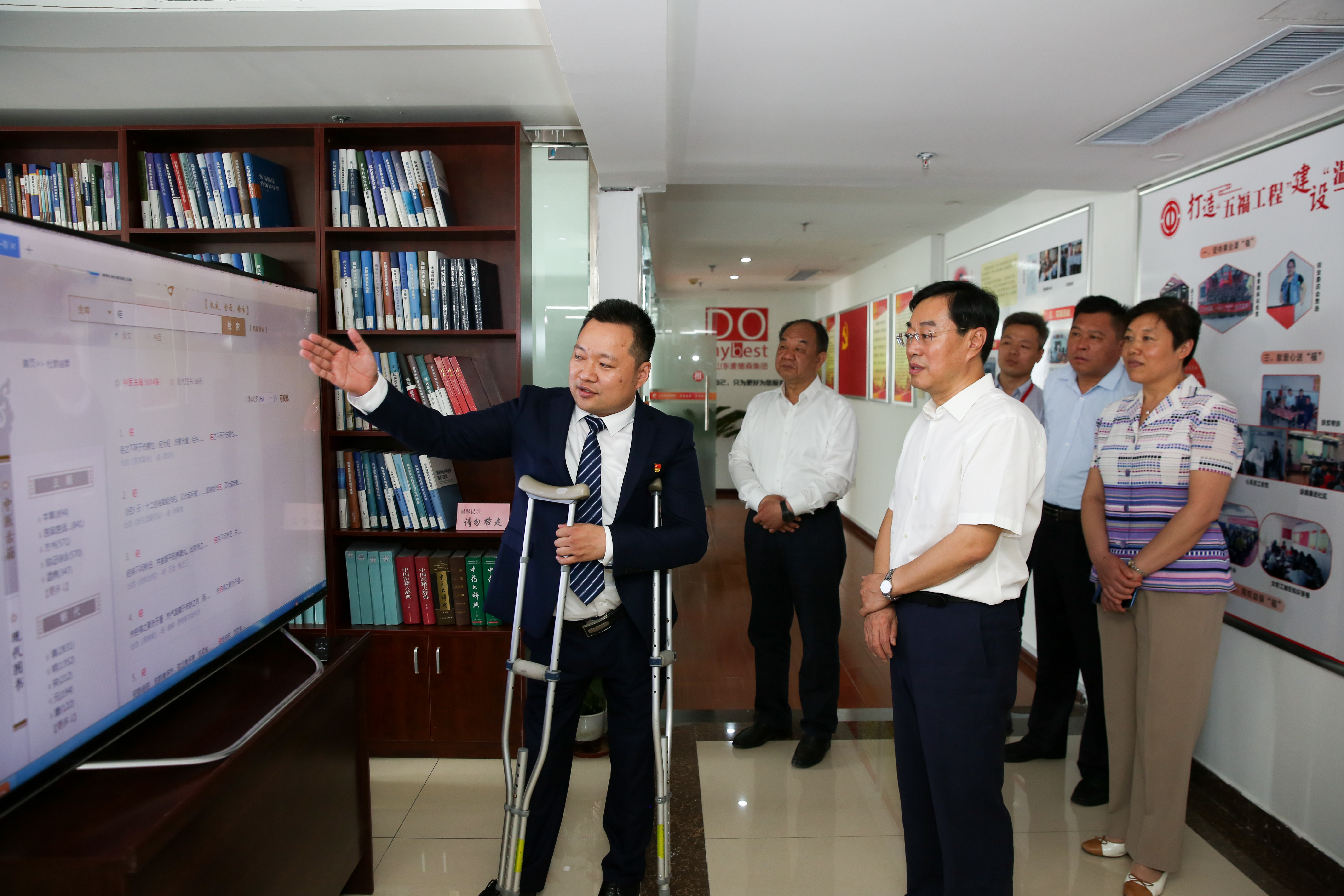 省委常委组织部长杨东奇看望优秀残疾人创业典型